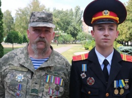 Парень, который под Днепром спас 5 детей от взрыва, получил орден «За мужество»