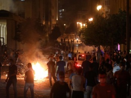 В Бейруте вспыхнули протесты из-за мощного взрыва в порту (фото)