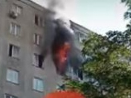 В Киеве вспыхнул мощный пожар в многоэтажке - видео с места ЧП