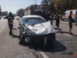 В Днепре на Набережной Заводской столкнулись манипулятор и Hyundai с несовершеннолетним за рулем: пострадали две девушки