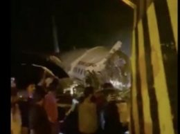 В Индии самолет с почти 200 пассажирами разбился при посадке