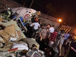 Число жертв жесткой посадки самолета из Дубая в Индии выросло до 15 человек