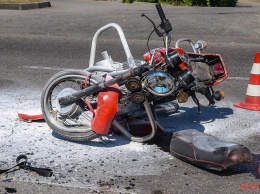 В Днепре на Космической столкнулись ВАЗ и мотоцикл: пострадали двое