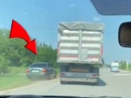 По дороге на Запорожье дальнобойщик таранил водителей, пытающихся его обогнать - кадры не для слабонервных (видео)