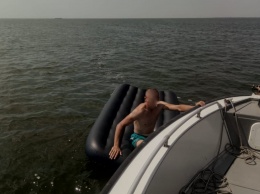 Парочку отдыхающих в Очакове едва не унесло в море на надувном матрасе (ФОТО)