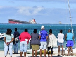 Острову Маврикия грозит экологическая катастрофа из-за затонувшего танкера (фото)