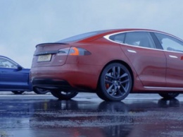 Сумеет ли Porsche Taycan обойти Tesla Model S на мокрой дороге