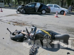 Мотоцикл разорвало на части после столкновения с Geely: эксклюзивные фото с места трагедии
