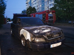 В Днепре на Береговой горел Audi: полиция перекрыла дорогу