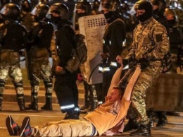 ОМОН в Минске штурмует баррикады протестующих и стреляет в них резиновыми пулями