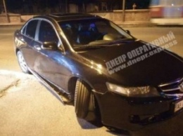 В Днепре автоугонщик на Honda врезался в бордюр: отлетевшая деталь автомобиля травмировала 7-летнего ребенка (фото)