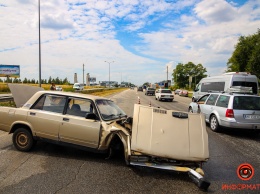 ДТП на улице Шоссейной в Днепре: от удара у ВАЗа оторвало колеса и двигатель