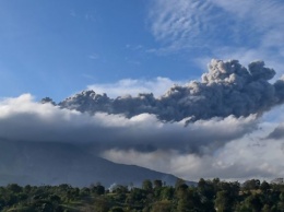 В Индонезии "проснулся" вулкан - столб пепла достиг 5 километров