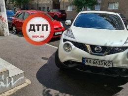 Забыл о других: в Киеве водитель авто отметился "феерической" парковкой
