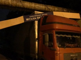В Кривом Роге спасатели вызволяли застрявший грузовик