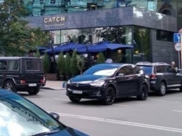 В Киеве сгорел электрокар Tesla Model S экс-главы ОП Андрея Богдана: полиция расследует поджог