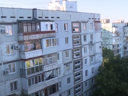 В крупном спальном районе Запорожья наклоняются и разрушаются дома