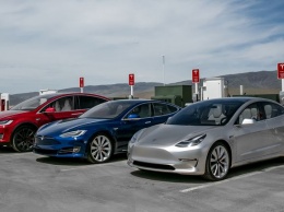 Электрокары Tesla сравнили в дрэг-гонке (ВИДЕО)