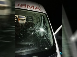 В Днепропетровской области пьяный мотоциклист разбил стекло скорой и скрылся с места