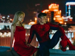 С крыши здания в центре Днепра на паутинке свисал Человек-паук