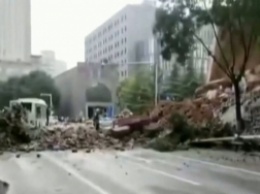 В Китае рухнула 20-метровая стена (видео)