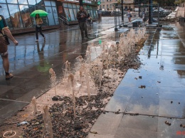 В Днепре из-за непогоды на Короленко из фонтанов била грязная дождевая вода