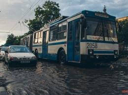 Затопленные машины с людьми, поваленные деревья, парализованное движение: последствия бури в Днепре