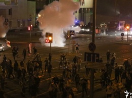 Протесты в Беларуси: машины силовиков поджигают и забрасывают камнями