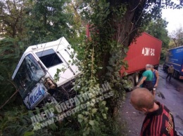 В Днепре водитель фуры спровоцировал аварию на мокрой дороге