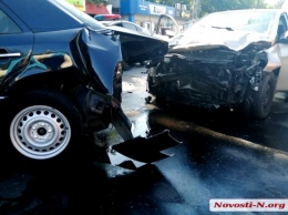 В Николаеве Hyundai на высокой скорости таранил Mercedes: водитель в больнице