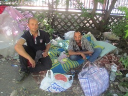 Узбек и винничанин. Дуэт бездомных поселился под частной школой в Мариуполе, - ФОТО