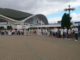 В Минске 250 женщин вышли с белыми цветами, протестуя против насилия силовиков