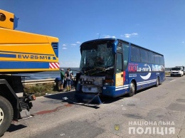 Пассажиры автобуса пострадали при столкновении с автокраном в Одесской области