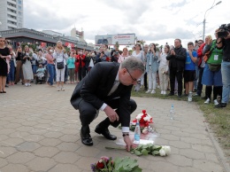 Послы стран ЕС пришли с цветами к стихийному мемориалу в Минске