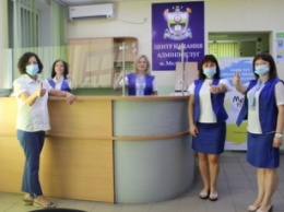 В Мелитополе в админцентре устанавливают защитные экраны от коронавируса (фото)