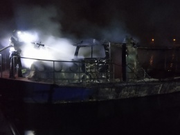 Загорелся прогулочный катер: пожар тушили 10 спасателей