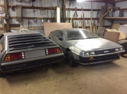 Два культовых DeLorean с минимальным пробегом почти 40 лет простояли в сарае (ФОТО)