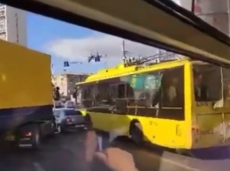В столице на Левом берегу произошло масштабное ДТП с легковушкой, троллейбусом и грузовиком: движение ограничено (видео)