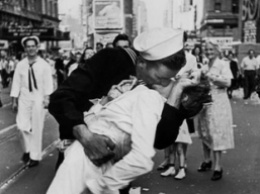 75 лет назад был сделан снимок поцелуя в День победы над Японией - как сложилась судьба моряка и медсестры