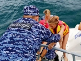 У берегов Крыма спасли семью с детьми, попавшую в шторм