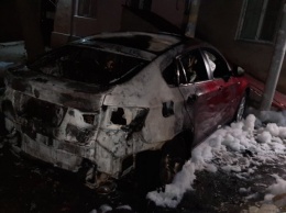 И снова поджог: в Николаеве пожарные потушили горящий BMW X6 - досталось и соседнему автомобилю (ФОТО)