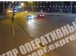 В Днепре на Сичеславской Набережной мужчина бросился под колеса скорой: видео момента ДТП