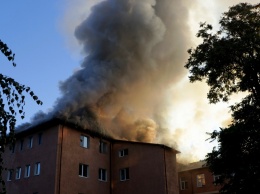 В Днепре на Ясельной горит 3-этажный дом: столб дыма виден с правого берега