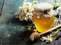 Почему добавлять мед в чай можно, а обмазывать соску медом нет, - мифы и правда о меде от Ульяны Супрун