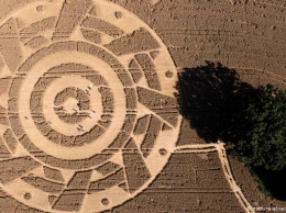 Круг на пшеничном поле в Баварии притягивает любителей эзотерики (ФОТО)