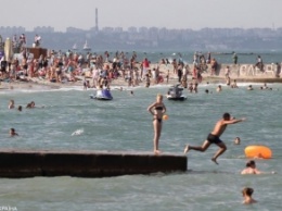 В Одессе море затянуло нефтяной пленкой: люди продолжают купаться