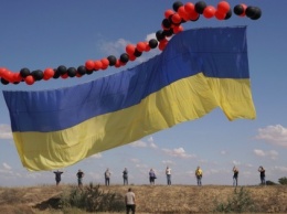 Активисты запустили в небо над Крымом огромный украинский флаг (ФОТО, ВИДЕО)