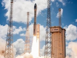 Французская ракета Ariane 5 вывела на орбиту три космических аппарата