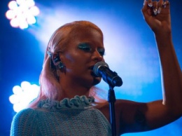 Эстонская рэп-дива не постыдилась оголить грудь прямо на концерте