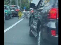 В Харькове водитель отметился хамским поведением на дороге - его сделали "знаменитым" (видео)